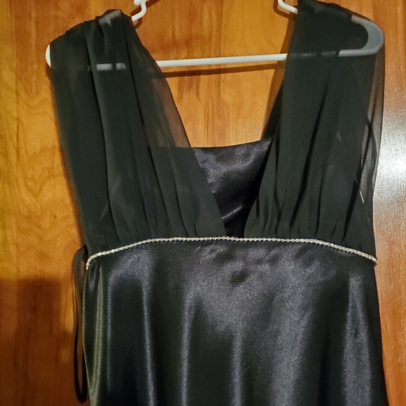 The Perfect Little Black Dress - Picture 3 of 6